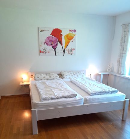 Schlafzimmer mit Bio- Vollholzmöbeln