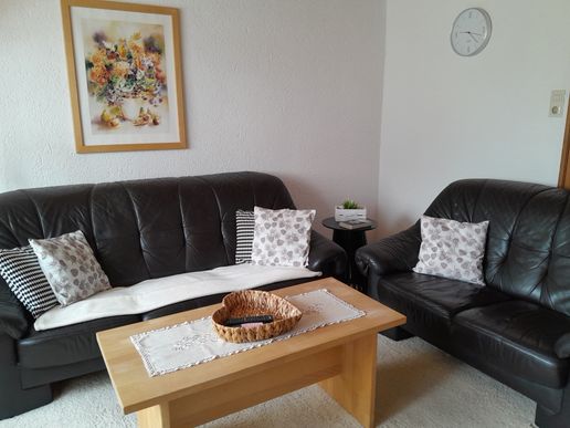 Wohnzimmer mit gemütlicher Ledercouch