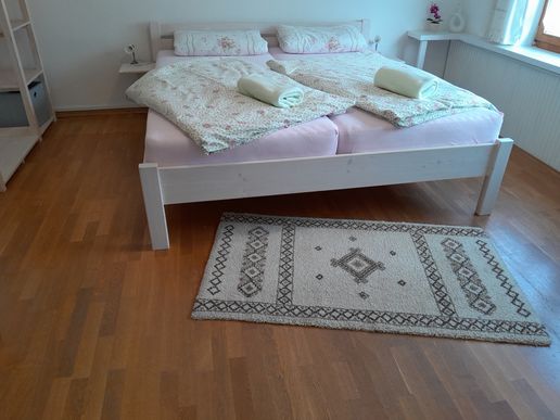 Schlafzimmer mit Bio Vollholzbett